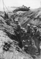 Волгоград - Немецкие солдаты в советском противотанковом рве ожидают сигнал к атаке.