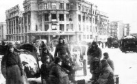 Волгоград - Советские солдаты на фоне Центрального универмага Сталинграда.