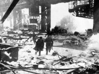 Волгоград - Советские солдаты ведут бой в одном из цехов завода «Красный Октябрь». Январь 1943 года.