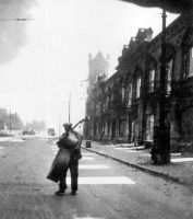 Волгоград - Артист Сталинградского ТЮЗа уходит со своим инструментом из разбитого театра. 1942 год.