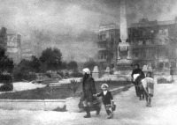 Волгоград - Жители Сталинграда несут свои вещи, отправляясь в эвакуацию. 1942 год.