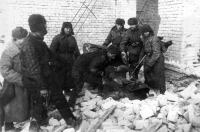 Волгоград - Красноармейцы берут в плен немецкого снайпера в разрушенном доме Сталинграда. 1942 год.