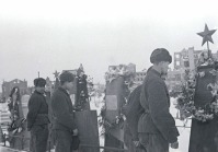 Волгоград - Памятники на могилах бойцов и офицеров, павших в боях за освобождение Сталинграда, на площади Павших бойцов