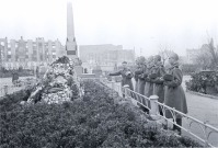 Волгоград - Молодые солдаты у могилы защитников Сталинграда на площади имени Павших борцов