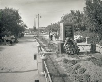 Волгоград - Памятники на могилах защитников Сталинграда в сквере на площади Павших борцов