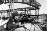 Волгоград - Рабочие Сталинградского тракторного завода обороняют завод от наступающих немецких войск