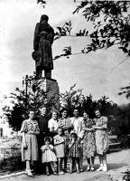 Волгоград - Сталинград. У памятника И. В. Сталину.