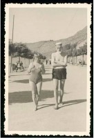Залещики - Заліщики.  Марія Дамбровська з своїм приятилем Станіславом Стемповськім на пляжу.