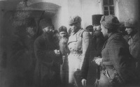 Почаев - Советские офицеры и духовенство в освобожденном городе Почаеве.