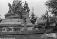 Севастополь - у памятника генералу Тотлебену
