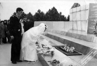 Севастополь - Молодожёны на Сапун-Горе у Вечного огня.