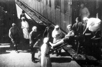 Вологодская область - Персонал военно-санитарного поезда № 312, сформированного на территории Вологодской области, при погрузке раненных бойцов в вагон