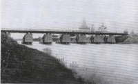 Вологодская область - Вологодско-Архангельская железнодорожная линия (1894—1897)  7-я верста. Железный мост на временных деревянных быках через реку Вологду.