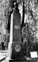 Канев - Памятник Т.Г.Шевченко на его могиле в 1923