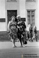 Канев - Канев. У входа в музей Т.Г. Шевченко (1983)