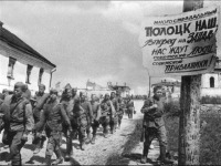 Полоцк - Воины 90-й Гвардейской стрелковой дивизии на улицах освобождённого Полоцка. 1-ый Прибалтийский фронт, июль 1944 г.