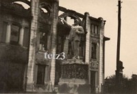 Гомель - Разрушенный памятник Ленину в Гомеле во время немецкой оккупации в 1941-1944 гг. На заднем плане бывш. гимназия Ратнера