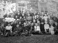 Эртиль - Группа учеников начальной школы посёлка Малореченский 2 на фоне школы.