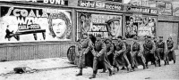  - Советские солдаты в освобождённых Черновцах.