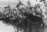 Австрия - Австрийские девушки — члены нацистского Союза немецких девушек приветствуют аншлюс.