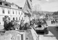 Австрия - Артиллеристы самоходных орудий гвардии подполковника В.С.Шоничева, первыми вступившие на австрийскую землю, проезжают по улице одного из городов