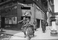 Вена - Советские солдаты на улицах Вены. Апрель 1945 г.