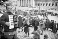  - Народное гуляние по случаю освобождения г.Вены советскими войсками на одной из площадей города