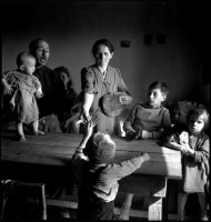 Вена - Австрия, Вена, 1948 год - Раздача хлеба детям в лагере для перемещенных лиц из числа судетских немцев