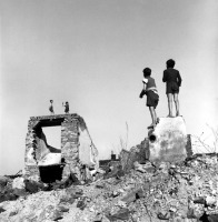 Вена - Австрия, Вена, 1948 год - Мальчики играют среди разбомбленных зданий