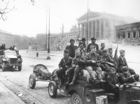 Вена - Советские минометчики проезжают мимо парламента в Вене на американском автомобиле Dodge WC-51 с двумя 120-мм минометами на буксире