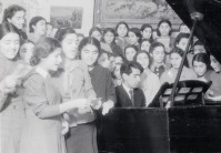 Баку - Хор учеников женской средней школы Азербайджана разучивает новый гимн СССР