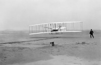 Соединённые Штаты Америки - Первый удачный полёт самолёта братьев Райт «Райт Флайер».