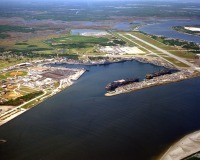 Соединённые Штаты Америки - An aerial view of the Naval Station Mayport, Florida (USA). In port are the aircraft carrier USS Saratoga (CV-60, left) and USS Constellation (CV-64). США,  Флорида