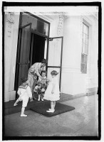 Соединённые Штаты Америки - Миссис Кулидж с детьми в Майский День 1924