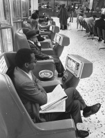 Соединённые Штаты Америки - Зал ожидания с платными телевизорами на автобусной станции