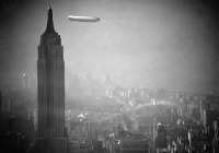 Нью-Йорк - Цеппелин «Гинденбург» пролетает над Манхэттеном мимо Эмпайр-стейт-билдинг.