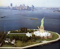 Нью-Йорк - Aerial view of the Statue of Liberty. США,  Нью-Джерси