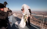 Нью-Йорк - Newlyweds on top of World Trade Center США,  Нью-Йорк (штат),  Нью-Йорк,  Манхеттен