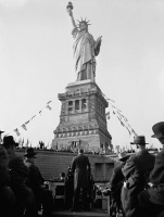 Нью-Йорк - Ста?туя Свобо?ды (англ. Statue of Liberty, полное название — Свобо?да, озаря?ющая мир, англ. Liberty Enlightening the World) США,  Нью-Йорк (штат),  Нью-Йорк,  Манхеттен