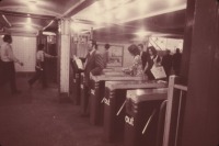 Нью-Йорк - PASSENGERS PASSING TURNSTILES TO AND FROM NEW YORK CITY TRANSIT AUTHORITY SUBWAY TRAINS AT GRAND CENTRAL STATION США , Нью-Йорк (штат) , Нью-Йорк , Манхеттен