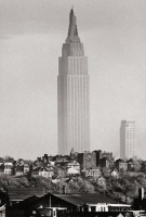 Нью-Йорк - Эмпайр Стейт Билдинг на фоне остальных зданий