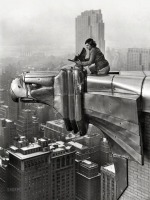 Нью-Йорк - Фотограф Маргарет Бурк-Уайт с камерой на орле из нержавеющей стали на уровне 61-го этажа здания компании Крайслер