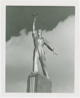 Нью-Йорк - Скульптура рабочего возле Советского павильона, Нью-Йорк