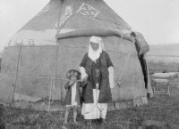 Китай - Район р. Агиас. Киргизская женщина с сыном, 1906-1908