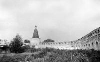 Теряево - Иосифо-Волоколамский мужской монастырь, огороды у монастырской стены. Теряево, Московская область. Начало 1970-х годов