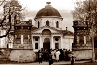 Ярополец - Въездные ворота в усадьбу Гончаровых и церковь Иоанна Предтечи