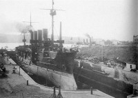 Владивосток - Броненосный крейсер Громобой в сухом  доке во Владивостоке. .