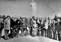 Ровеньки - Клименково. Ветераны у Братской могилы советских воинов, погибших в годы ВОВ.