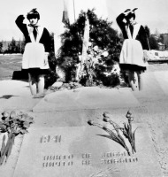 Ровеньки - Клименково. Пионеры у Братской могилы советских воинов, погибших в годы ВОВ.