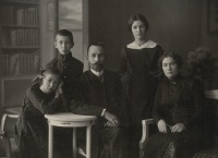  - Семья Павловых, живших в начале ХХ века в Томске.